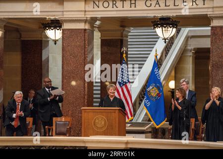 Janet Protasiewicz, 60 anni, giurando in cerimonia per la sua posizione di giudice della Corte Suprema dello Stato presso il Campidoglio del Wisconsin a Madison, Wis il 1 agosto 2 Foto Stock