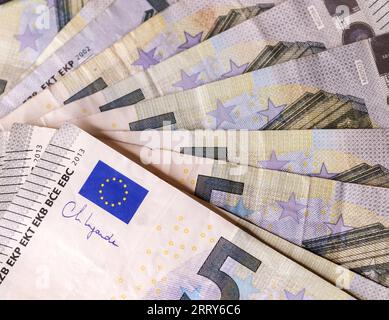 Primo piano di numerose banconote in euro adagiate l'una sull'altra Foto Stock