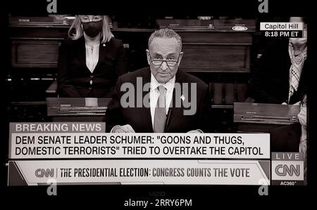 Uno screenshot della CNN del senatore Chuck Schumer che parla il 6 gennaio 2021, durante il conteggio dei voti dell'Electorial College e l'attacco al Campidoglio degli Stati Uniti. Foto Stock