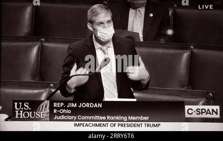 Uno screenshot C-SPAN del rappresentante degli Stati Uniti Jim Jordan che parla ai colleghi al piano della camera il 13 gennaio 2021. Foto Stock