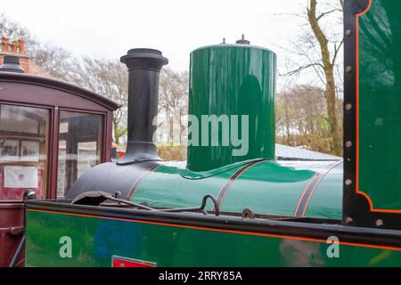 Primo piano di imbuto, cupola a vapore e caldaia della locomotiva a vapore "Axe", alla stazione di Woody Bay sulla Lynton and Barnstaple Railway. Foto Stock