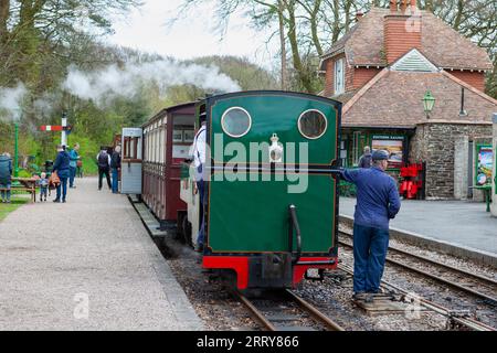 Treno a vapore alla stazione di Woody Bay sulla Lynton and Barnstaple Railway, Devon, Regno Unito: La locomotiva è "Axe", una classe Joffre costruita a Stoke-on-Trent. Foto Stock