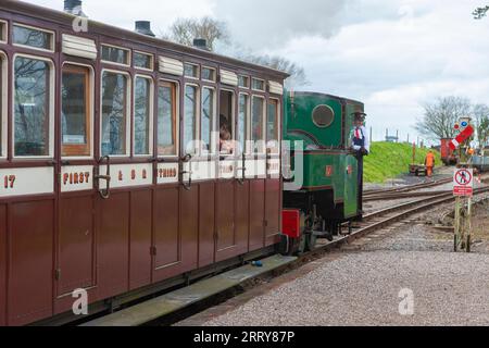 Locomotiva a vapore "Axe" che tira un treno dalla stazione di Woody Bay sulla Lynton and Barnstaple Railway, Devon, Regno Unito. Foto Stock