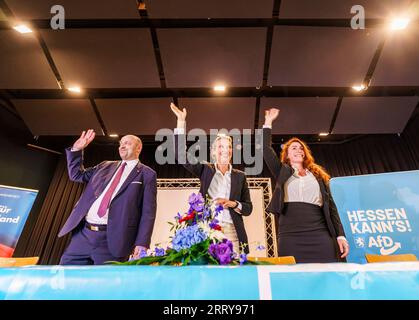 09 settembre 2023, Assia, Gelnhausen: Robert Lambrou (l-r, AfD), presidente dello stato AfD/candidato leader per le elezioni statali, Alice Weidel (AfD), presidente del partito federale, e Mariana Harder-Kühnel (AfD), una delle tre vice portavoce federali del suo partito, si riuniscono sul podio. L'Hessian AfD tiene la sua campagna elettorale per le elezioni statali in Assia nella sala dello sport e della cultura di Meerholz. Diverse associazioni e istituzioni manifestano ai margini dell'evento AfD con lo slogan "siamo di più! - Festival della democrazia e della coesione sociale". Le elezioni in Assia sono schedul Foto Stock