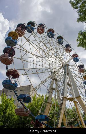 Ruota panoramica abbandonata nel parco divertimenti Foto Stock