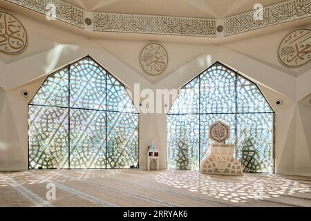 Istanbul, Turchia - 9 settembre 2023: Vista interna della moderna Moschea della Facoltà di Teologia dell'Università di Marmara a Uskudar (Ilahiyat Fakültesi Camii) Foto Stock