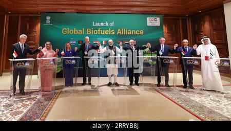 Nuova Delhi, India. 9 settembre 2023. In piedi da sinistra, il primo ministro di Singapore Lee Hsien Loong, il primo ministro del Bangladesh Sheikh Hasina, il primo ministro italiano Giorgia Meloni, il presidente degli Stati Uniti Joe Biden, il primo ministro indiano Narendra modi, il presidente brasiliano Luiz Inacio Lula da Silva, il presidente argentino Alberto Fernandez, il primo ministro delle Mauritius Pravind Kumar Jugnauth e il presidente degli Emirati Arabi Uniti Sheikh Mohamed bin Zayed, posano per la foto di gruppo durante il lancio della Global Biofuels Alliance al G20 Summit del 9 settembre 2023 a nuova Delhi, in India. Credito: PIB/Ufficio informazioni stampa/Alamy L. Foto Stock