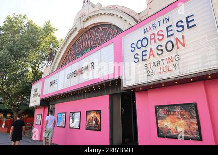 Schermo sul cinema Green sulla vivace Upper Street a Islington, nord di Londra, Regno Unito Foto Stock