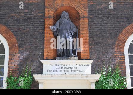 Statua di Sir Robert Geffrye (1613-1704) all'esterno del Museum of the Home, che recentemente ha cambiato nome a causa dei suoi legami schiavistici, Shoreditch London Foto Stock