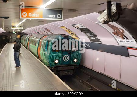 Un treno circolare arriva alla stazione della metropolitana di Kinning Park sulla metropolitana SPT Glasgow Foto Stock