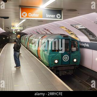 Un treno circolare arriva alla stazione della metropolitana di Kinning Park sulla metropolitana SPT Glasgow Foto Stock