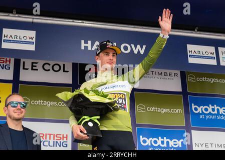 Olav Kooij di Jumbo Visma, detentore della maglia a punti nella gara ciclistica Tour of Britain fase 6 al traguardo di Harlow, Essex, Regno Unito. Festeggiamo Foto Stock