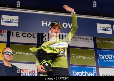 Olav Kooij di Jumbo Visma, detentore della maglia a punti nella gara ciclistica Tour of Britain fase 6 al traguardo di Harlow, Essex, Regno Unito. Festeggiamo Foto Stock