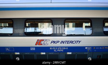 Varsavia, Polonia. 5 settembre 2023. Carrozza del treno PKP Intercity polacco al binario della stazione in attesa di partenza nel tardo pomeriggio. Intercity PKP Foto Stock