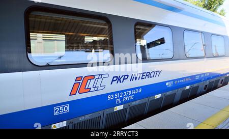 Varsavia, Polonia. 5 settembre 2023. Carrozza del treno PKP Intercity polacco al binario della stazione in attesa di partenza nel tardo pomeriggio. Intercity PKP Foto Stock