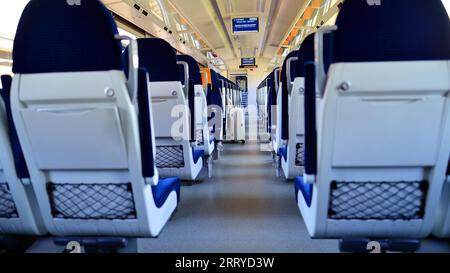 Varsavia, Polonia. 7 settembre 2023. Interno di un treno passeggeri. Sedie vuote nel carro. PKP Intercity. Foto Stock