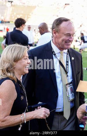 Boulder, CO, USA. 9 settembre 2023. Il direttore atletico del Colorado Rick George saluta i tifosi prima della partita di football tra Colorado e Nebraska a Boulder, CO. Derek Regensburger/CSM/Alamy Live News Foto Stock