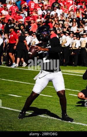 Boulder, CO, USA. 9 settembre 2023. Il quarterback dei Colorado Buffaloes Shedeur Sanders (2) si riscalda prima della partita di football tra Colorado e Nebraska a Boulder, CO. Derek Regensburger/CSM/Alamy Live News Foto Stock