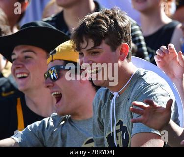 Boulder, CO, USA. 9 settembre 2023. I tifosi del Colorado fanno il tifo per la loro squadra nella partita di football tra Colorado e Nebraska a Boulder, CO. Derek Regensburger/CSM/Alamy Live News Foto Stock