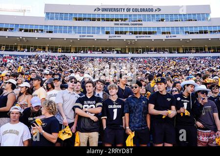 Boulder, CO, USA. 9 settembre 2023. I tifosi del Colorado fanno il tifo per la loro squadra prima della partita di football tra Colorado e Nebraska a Boulder, CO. Derek Regensburger/CSM/Alamy Live News Foto Stock