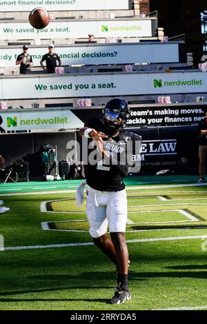 Boulder, CO, USA. 9 settembre 2023. Il quarterback dei Colorado Buffaloes Shedeur Sanders (2) si riscalda prima della partita tra Colorado e Nebraska a Boulder, CO. Derek Regensburger/CSM/Alamy Live News Foto Stock