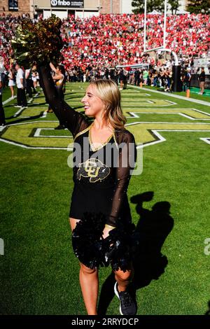 Boulder, CO, USA. 9 settembre 2023. Una cheerleader del Colorado si esibisce prima della partita di football tra Colorado e Nebraska a Boulder, CO. Derek Regensburger/CSM/Alamy Live News Foto Stock