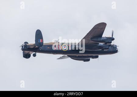 Avro Lancaster bombardiere della Royal Air Force visto esibirsi a Southport, Merseyside nel settembre 2023. Foto Stock