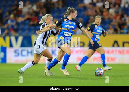 Claudia Wenger (8 SKN St Polten) protegge la palla da Emelie Helmvall (9 FC PAOK Salonicco) durante la partita di qualificazione della UEFA Womens Champions League St Polten vs PAOK all'NV Arena St Polten (Tom Seiss/ SPP) credito: SPP Sport Press Photo. /Alamy Live News Foto Stock