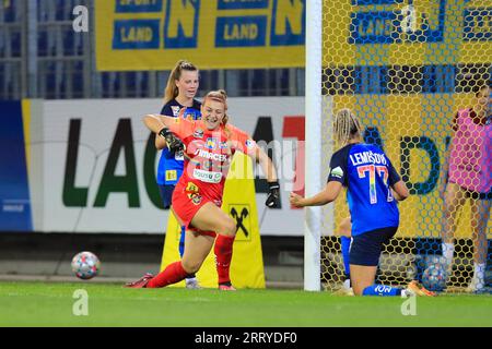 Carina Schluter (33 SKN St Polten) e festeggia una salvezza Diana Lemesova (77 SKN St Polten) durante la partita di qualificazione della UEFA Womens Champions League St Polten vs PAOK all'NV Arena St Polten (Tom Seiss/ SPP) credito: SPP Sport Press Photo. /Alamy Live News Foto Stock