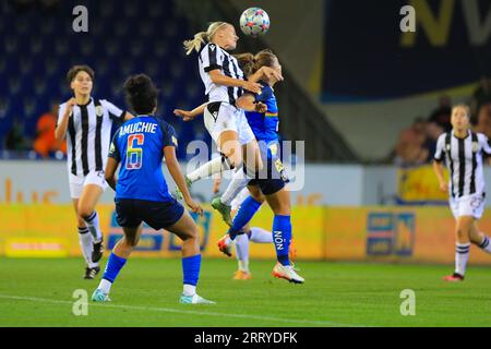 Emelie Helmvall (9 FC PAOK Salonicco) e Anna Johanning (3 SKN St Polten) in testa alla palla durante la partita di qualificazione della UEFA Womens Champions League St Polten vs PAOK all'NV Arena St Polten (Tom Seiss/ SPP) credito: SPP Sport Press Photo. /Alamy Live News Foto Stock