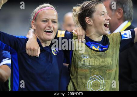 Isabelle Meyer (10 SKN St Polten) e Mateja Zver (24 SKN St Polten) celebrano il fischio finale della partita di qualificazione della UEFA Womens Champions League St Polten vs PAOK alla NV Arena St Polten (Tom Seiss/ SPP) credito: SPP Sport Press Photo. /Alamy Live News Foto Stock