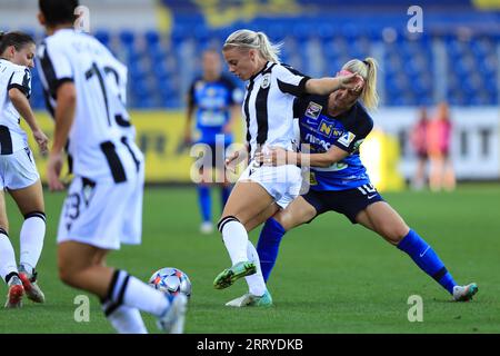 Isabelle Meyer (10 SKN St Polten) ed Emelie Helmvall (9 FC PAOK Salonicco) lottano per la palla durante la partita di qualificazione della UEFA Womens Champions League St Polten vs PAOK all'NV Arena St Polten (Tom Seiss/ SPP) credito: SPP Sport Press Photo. /Alamy Live News Foto Stock