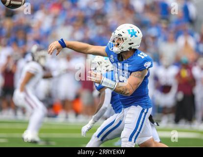 Lexington, Kentucky, USA. 9 settembre 2023. Kentucky QB Devin leary (13) lancia la palla durante la partita di football NCAA tra gli EKU Colonels e i Kentucky Wildcats al Kroger Field di Lexington, Kentucky. Kyle Okita/CSM/Alamy Live News Foto Stock