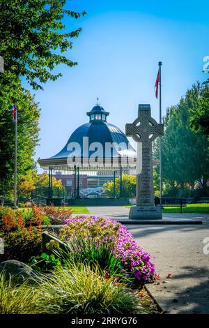 Bandstand e cenotafio al Memorial Peace Park, distretto di Maple Ridge, British Columbia, Canada Foto Stock