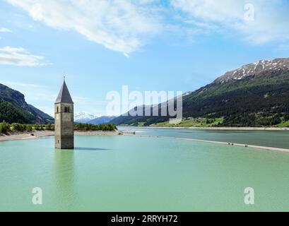 Inondati (nel 1950) torre campanaria in Reschensee e famiglia (Italia, chiesa edificio nel XIV secolo) Foto Stock