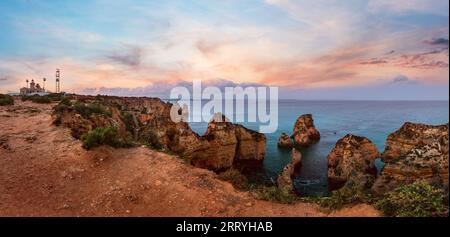 Lagos faro sul Ponta da Piedade capezzagna (Algarve, Portogallo). Scenario serale. Foto Stock