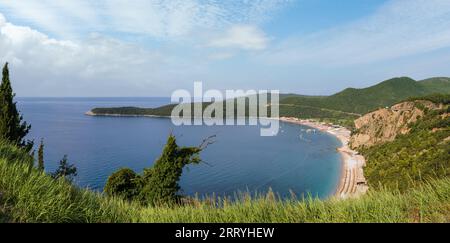 Mattinata estiva litorale adriatico paesaggio con Jaz beach (nei pressi di Budva, Montenegro). Panorama. Le persone non sono riconoscibili. Foto Stock