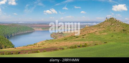 Ucraina senza aggressione russa. Splendida vista primaverile sul Dnister River Canyon con rocce pittoresche, campi, fiori. Questo luogo chiamato Shyshkov Foto Stock