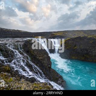 Pittoresca cascata Sigoldufoss vista autunno. Stagione che cambia nelle Highlands meridionali dell'Islanda. Foto Stock