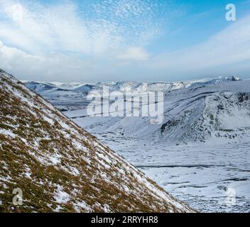 Montagne colorate Landmannalaugar sotto la neve in autunno, Islanda Foto Stock