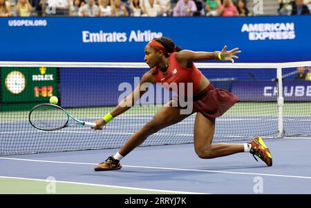 Flushing Meadow, Stati Uniti. 9 settembre 2023. Coco Gauff restituisce la palla ad Aryna Sabalenka della Bielorussia nella finale femminile all'Arthur Ashe Stadium agli US Open Tennis Championships 2023 all'USTA Billie Jean King National Tennis Center di New York City sabato 9 settembre 2023. Foto di John Angelillo/UPI Credit: UPI/Alamy Live News Foto Stock