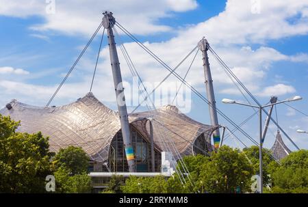 Tetto in vetro teso nel parco olimpico in estate, Monaco, Germania. Vista panoramica del bel design architettonico dello stadio, punto di riferimento della città di Monaco. Scenario o Foto Stock