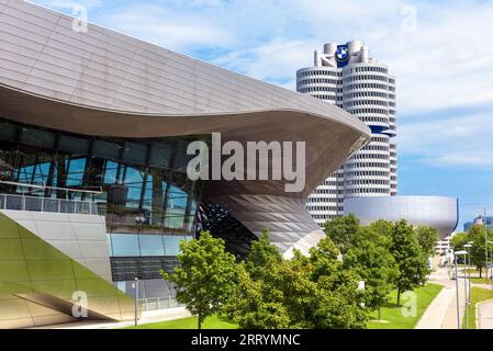 Edificio BMW Welt, museo e sede centrale mondiale BMW Tower a Monaco, Baviera, Germania. E' famoso punto di riferimento della citta'. Concetto di viaggio e visita turistica Foto Stock