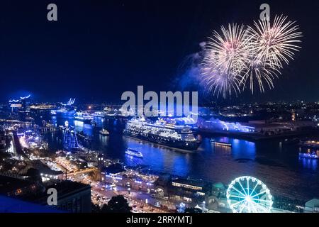 Amburgo, Germania. 9 settembre 2023. La nave da crociera "Mein Schiff 6" e altre navi da crociera navigano sul fiume Elba come parte di una parata con fuochi d'artificio durante i giorni della crociera di Amburgo. Credito: Bodo Marks/dpa/Alamy Live News Foto Stock