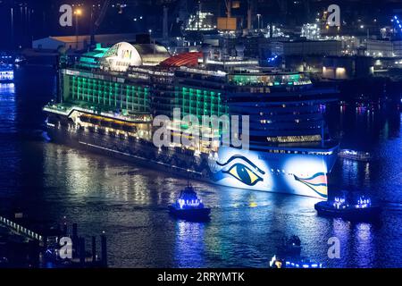 Amburgo, Germania. 9 settembre 2023. La nave da crociera "Aida prima" e altre navi da crociera navigano sul fiume Elba come parte di una parata durante i giorni della crociera di Amburgo. Credito: Bodo Marks/dpa/Alamy Live News Foto Stock