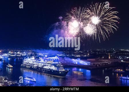 Amburgo, Germania. 9 settembre 2023. La nave da crociera "Mein Schiff 6" e altre navi da crociera navigano sul fiume Elba come parte di una parata con fuochi d'artificio durante i giorni della crociera di Amburgo. Credito: Bodo Marks/dpa/Alamy Live News Foto Stock