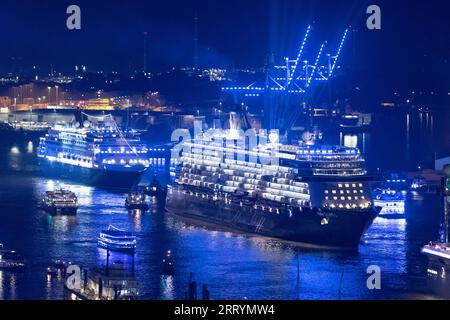 Amburgo, Germania. 9 settembre 2023. La nave da crociera "Mein Schiff 6" (di fronte), seguita dalla "Vasco da Gama" e da altre navi da crociera naviga sull'Elba come parte di una parata durante i giorni della crociera di Amburgo. Credito: Bodo Marks/dpa/Alamy Live News Foto Stock