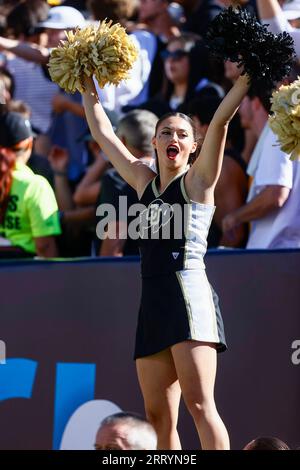 Boulder, CO, USA. 9 settembre 2023. Una cheerleader del Colorado si esibisce prima della partita di football tra Colorado e Nebraska a Boulder, CO. Derek Regensburger/CSM/Alamy Live News Foto Stock