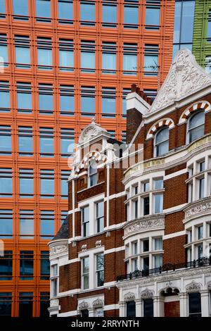 Architettura vecchia e nuova, edoardiana e moderna, centro di st giles, Londra, Regno Unito Foto Stock