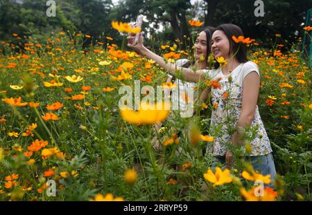 Bangkok, Thailandia. 9 settembre 2023. Le ragazze hanno visto fare un selfie al Wachirabenchatut Park di Bangkok. (Immagine di credito: © Chaiwat Subprasom/SOPA Images via ZUMA Press Wire) SOLO USO EDITORIALE! Non per USO commerciale! Foto Stock